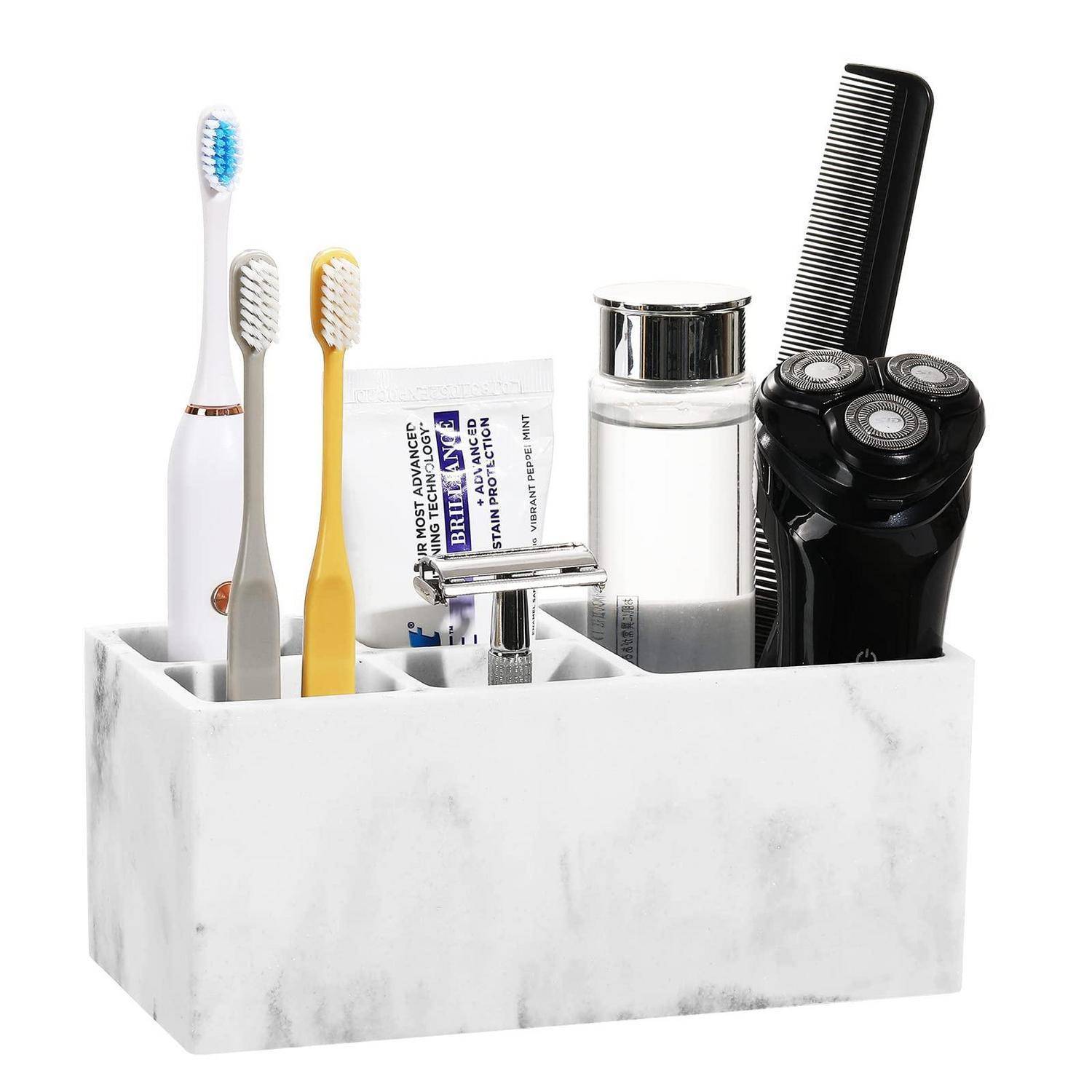 Marmor-Badezimmerorganizer mit drei Zahnbürsten, Zahnpasta, Rasierer, Kamm, Seifenspender und elektrischem Rasierer auf weißem Hintergrund.