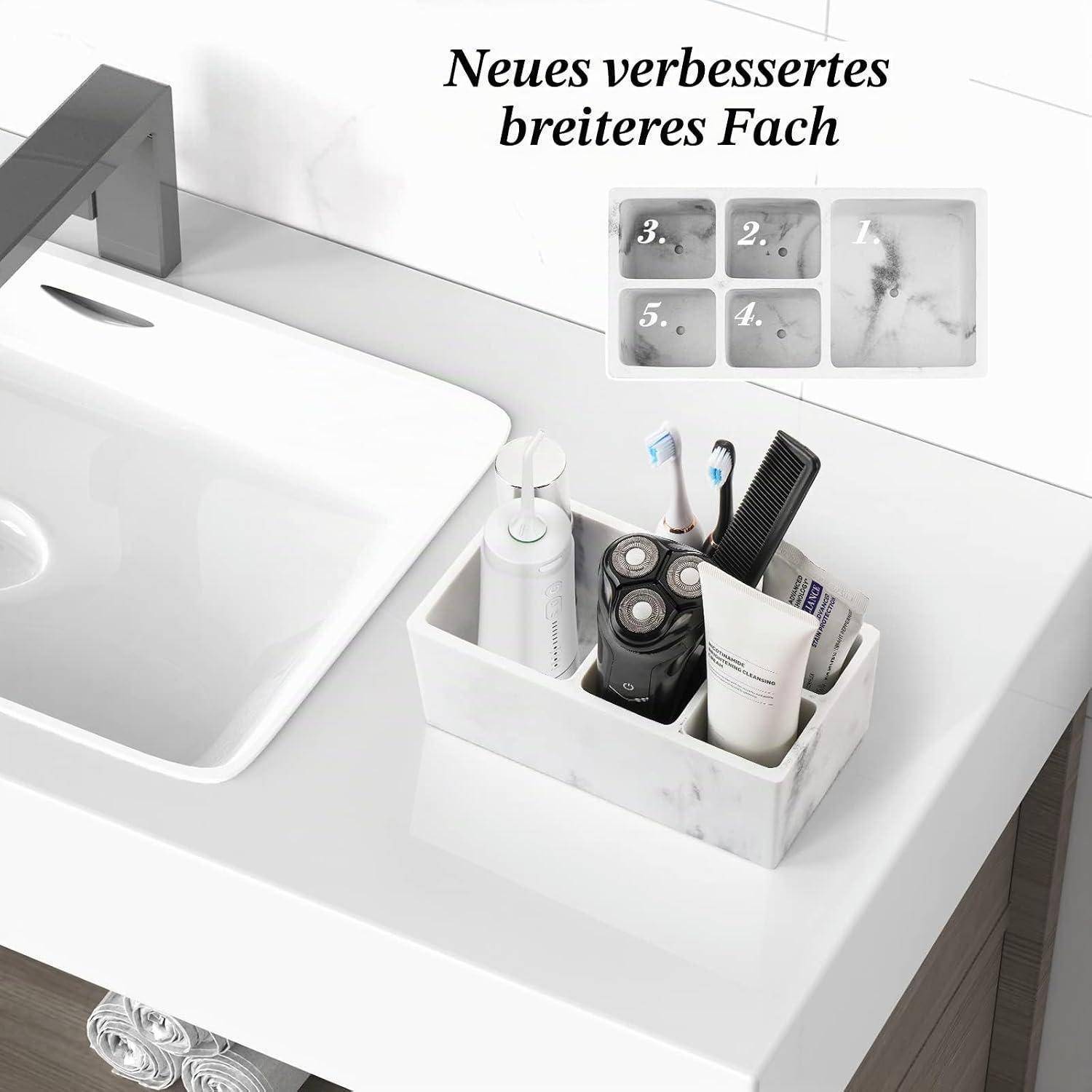 Weißer Badezimmer-Waschtischbelag mit einem Organizer im Marmor-Look, der Toilettenartikel und Pflegeutensilien hält, beschriftet auf Deutsch „Neues verbessertes breiteres Fach