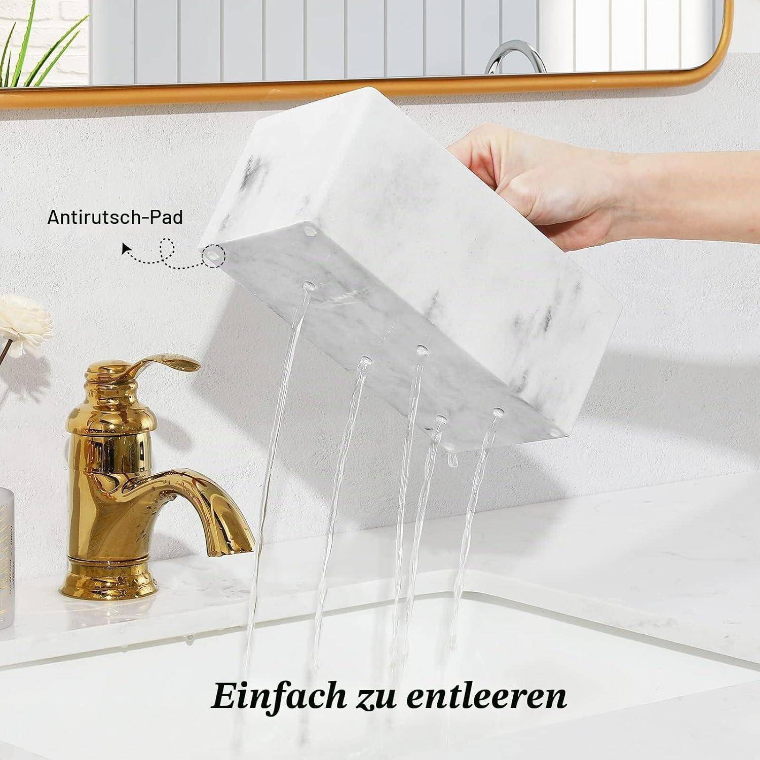Hand hebt einen weißen Behälter aus einem Waschbecken, wobei Wasser ablauft; Text sagt „Antirutsch-Pad