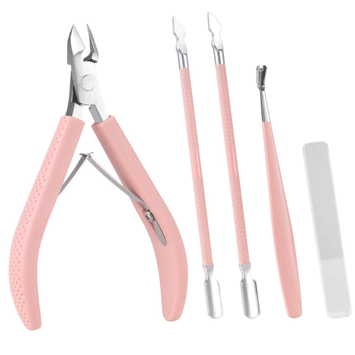 Rosafarbenes Maniküre-Set mit Nagelknipsern, drei Nagelhautwerkzeugen und einer Nagelfeile auf weißem Hintergrund.