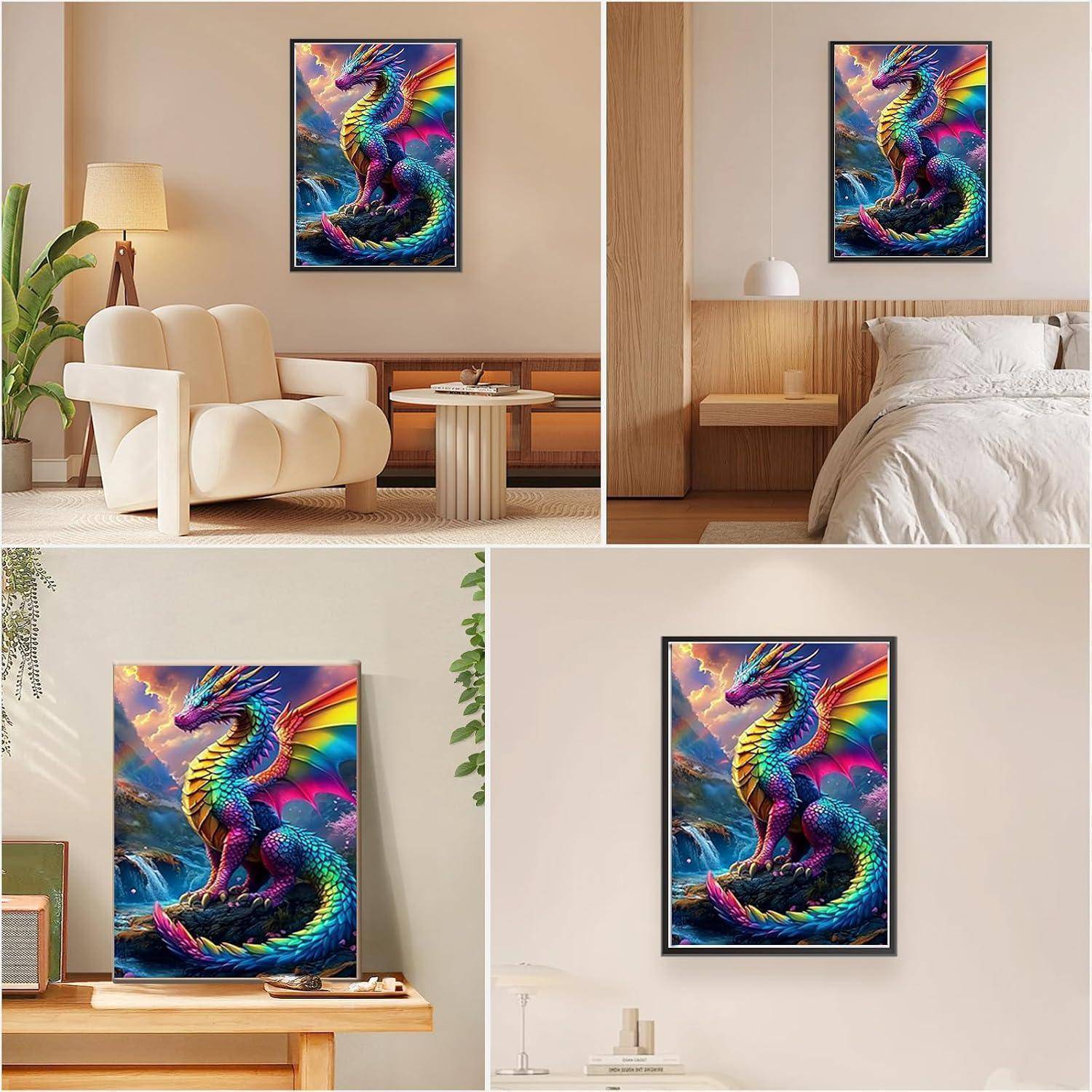 Vier Innenraumszenen zeigen ein gerahmtes Kunstwerk mit einem Regenbogendrachendrachen in einem Wohnzimmer, Schlafzimmer und minimalistischen Räumen.