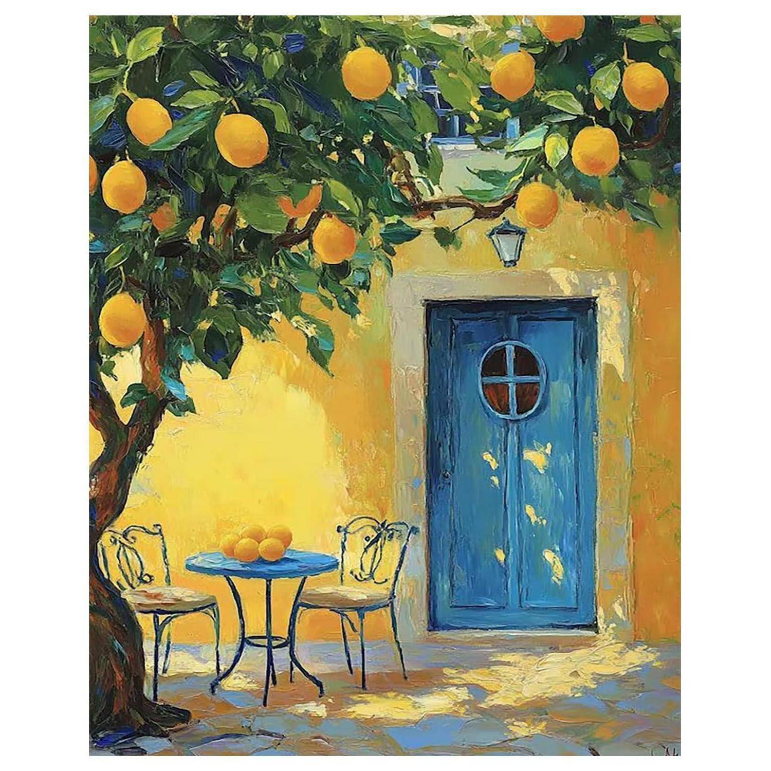 Ein sonniger Innenhof mit einem Orangenbaum, einer blauen Tür und einem kleinen Tisch mit Stühlen unter reifen Früchten.