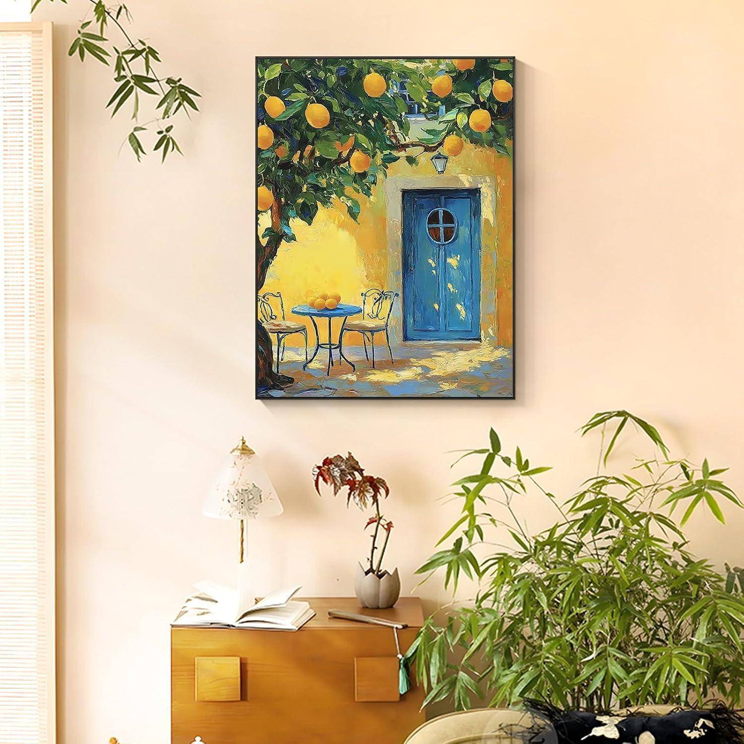 Wohnzimmerwand mit einem farbenfrohen Gemälde einer blauen Tür unter Orangenbäumen, über einem Holzschrank, einer Lampe, einem aufgeschlagenen Buch und Zimmerpflanzen.