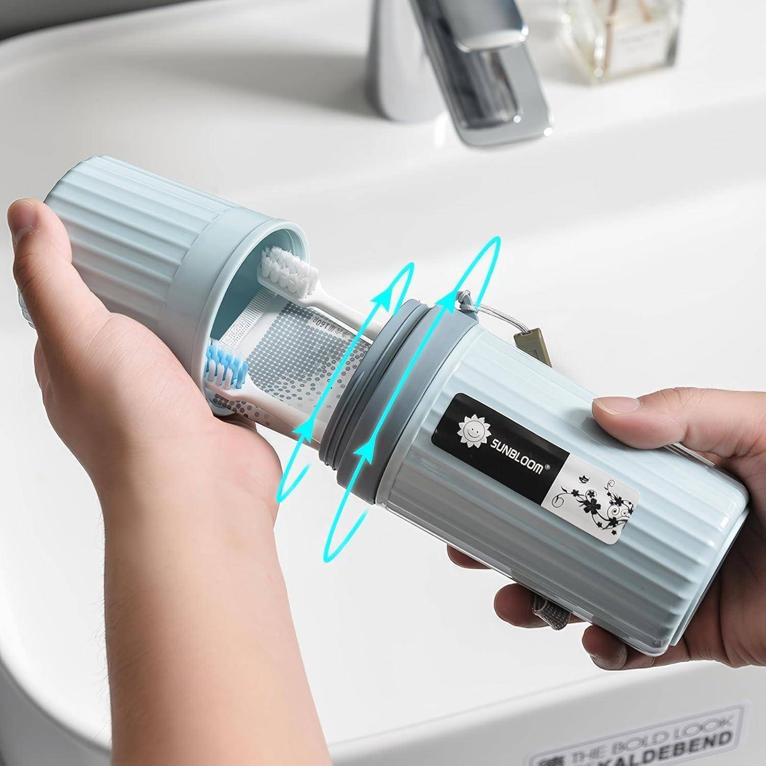 Hände, die ein geripptes tragbares Elektrozahnbürsten-Etui mit Bürstenkopf darin über einem Badezimmerbecken auseinander drehen.