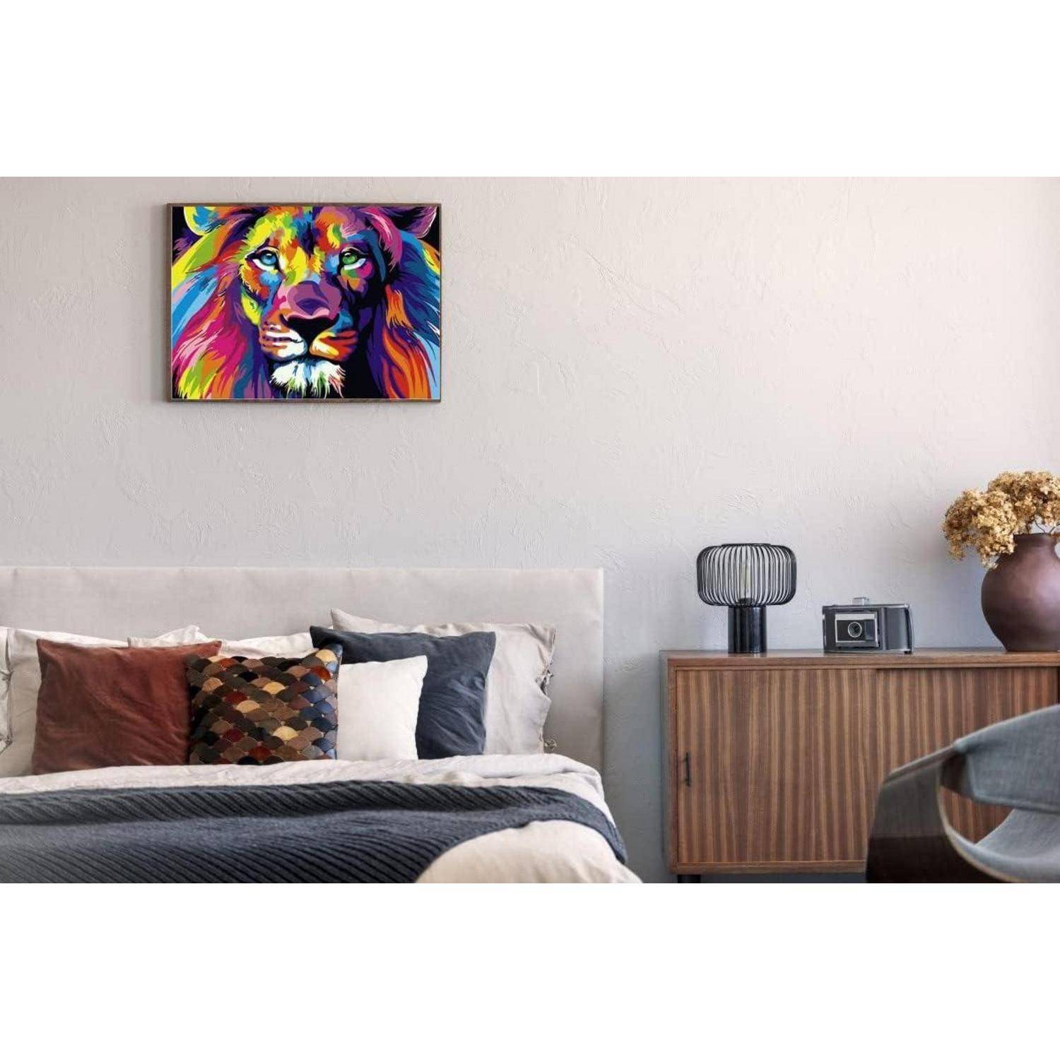 Buntes Löwenbild über einem ordentlich gemachten Bett in einem modernen Schlafzimmer, mit einem Holzschrank, einer Lampe und einer Vase auf der rechten Seite.