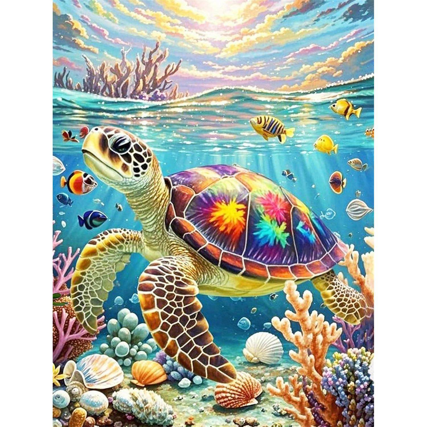Bunte Meeresschildkröte, die über einem Korallenriff mit tropischen Fischen schwimmt, lebendige Unterwasserszenerie mit einem regenbogenfarbigen Panzer.