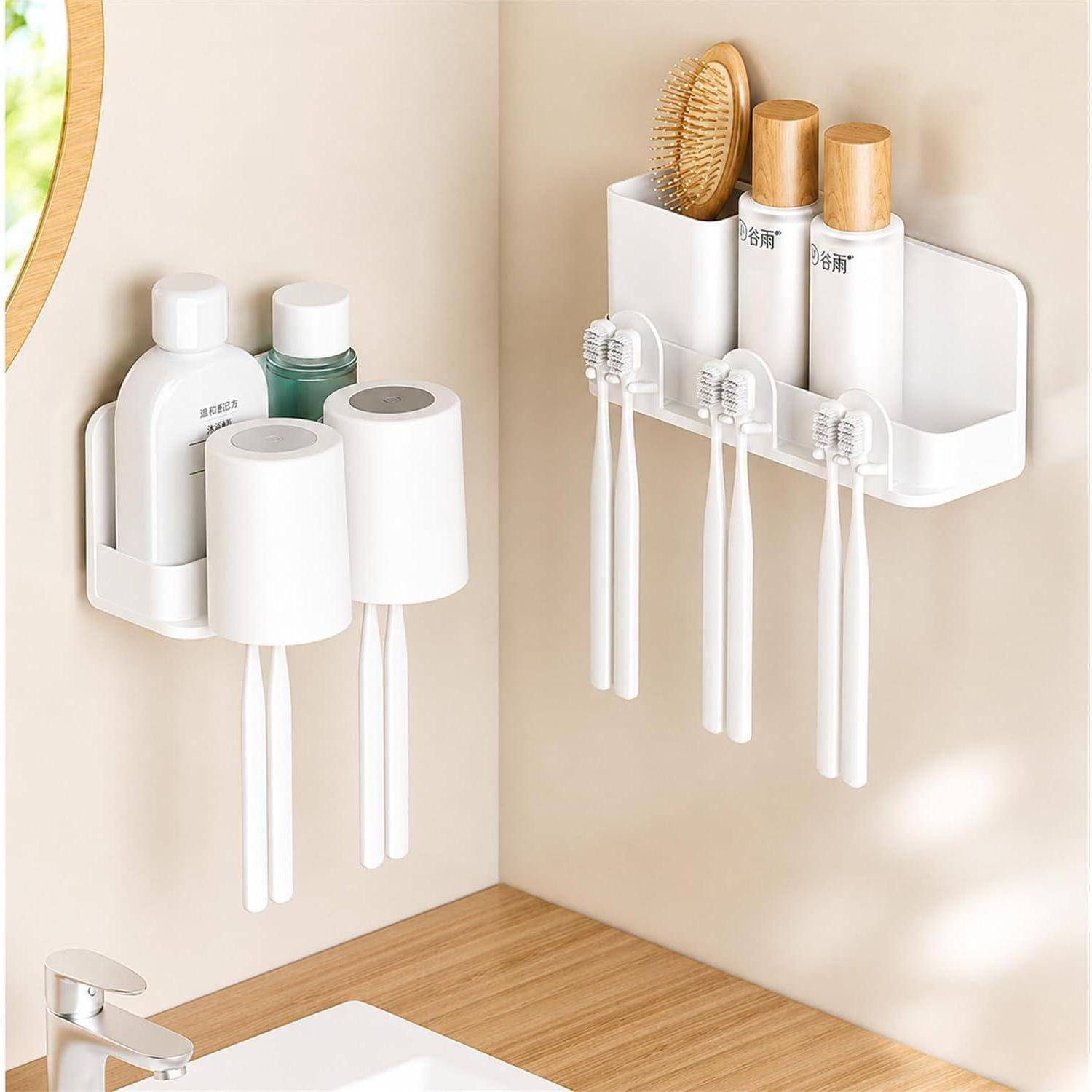 An der Wand montierter Badezimmerorganizer, der Zahnbürsten, Toilettenpapier und Toilettenartikel über einer Spülenablage hält.
