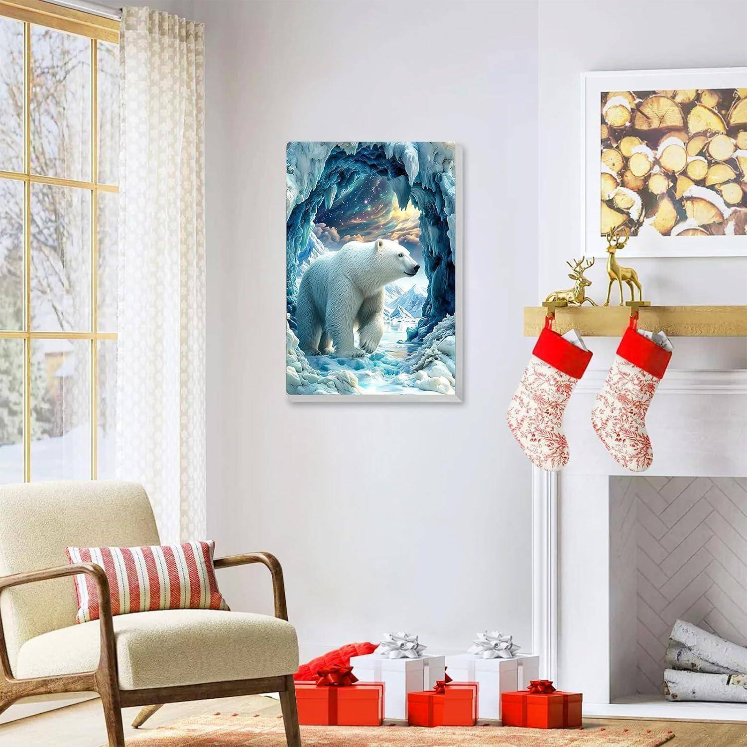 Kunstwerk mit Eisbär in Rahmen hängt über einem Kamin in einem dekorierten Wohnzimmer mit Weihnachtsstrümpfen, Geschenken und einem Stuhl am Fenster.