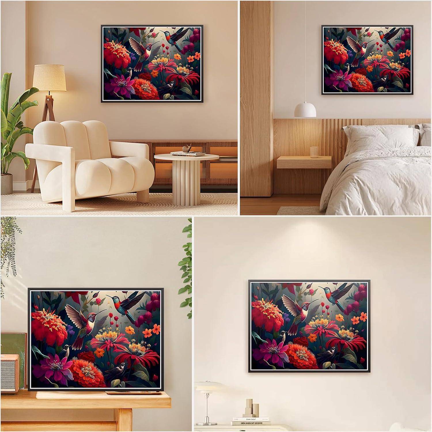 Collage aus einem farbenfrohen floralen Wandkunstdruck mit Vögeln, der in vier modernen Interiors präsentiert wird: Wohnzimmer, Schlafzimmer und minimalistische Räume.
