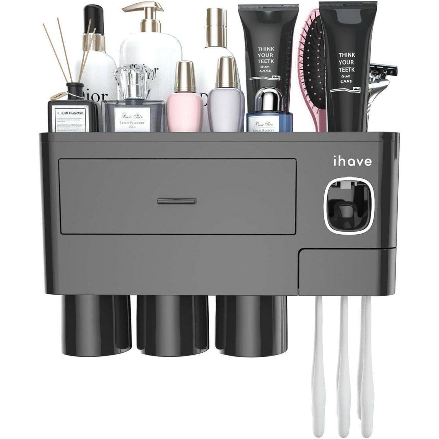 Grau – ich habe einen Badezimmerorganizer mit Regal, das Toilettenartikel, Haarbürste, Rasierer und elektrische Zahnbürsten hält; drei Tassen hängen darunter.