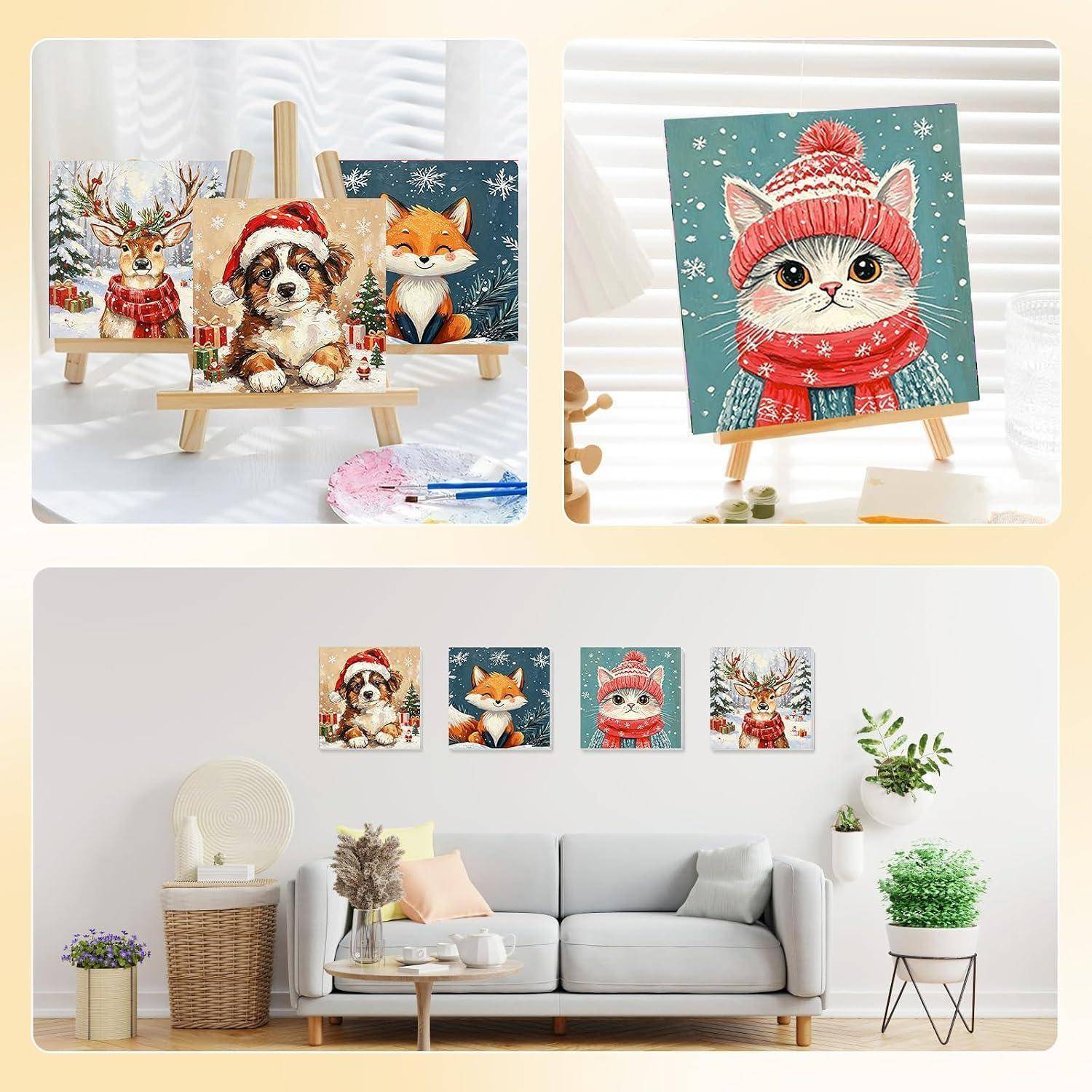 Dekorative Tierporträts auf Mini-Staffeleien, darunter eine Katze in rotem Hut und Schal, gezeigt als Wandkunst in einem Wohnzimmer über einem Sofa.