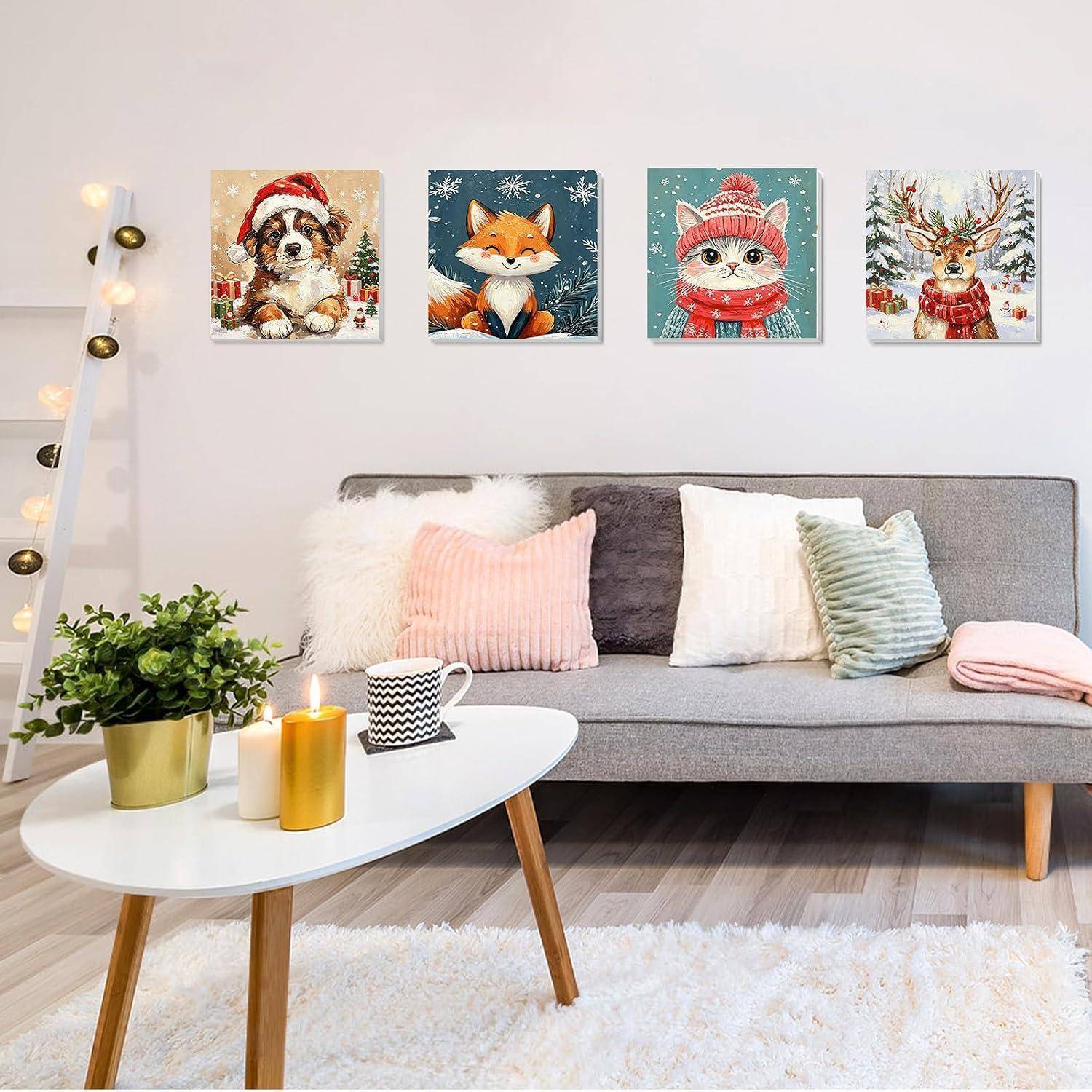 Gemütliches Wohnzimmer mit grauem Sofa, weißem Couchtisch, Lichterkette und vier festlichen Tierporträts an der Wand.