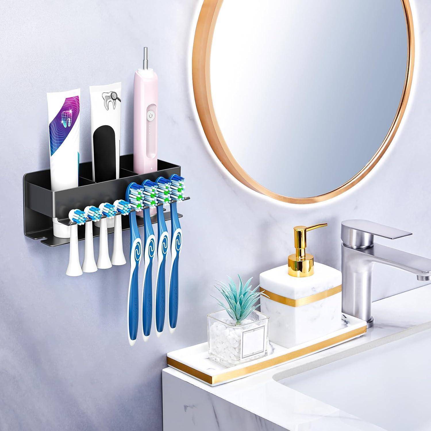 Badezimmer-Wandorganizer, der Zahnbürsten, Zahnpasta und eine elektrische Zahnbürste neben einem Waschbecken, Spiegel und Seifenspender hält.