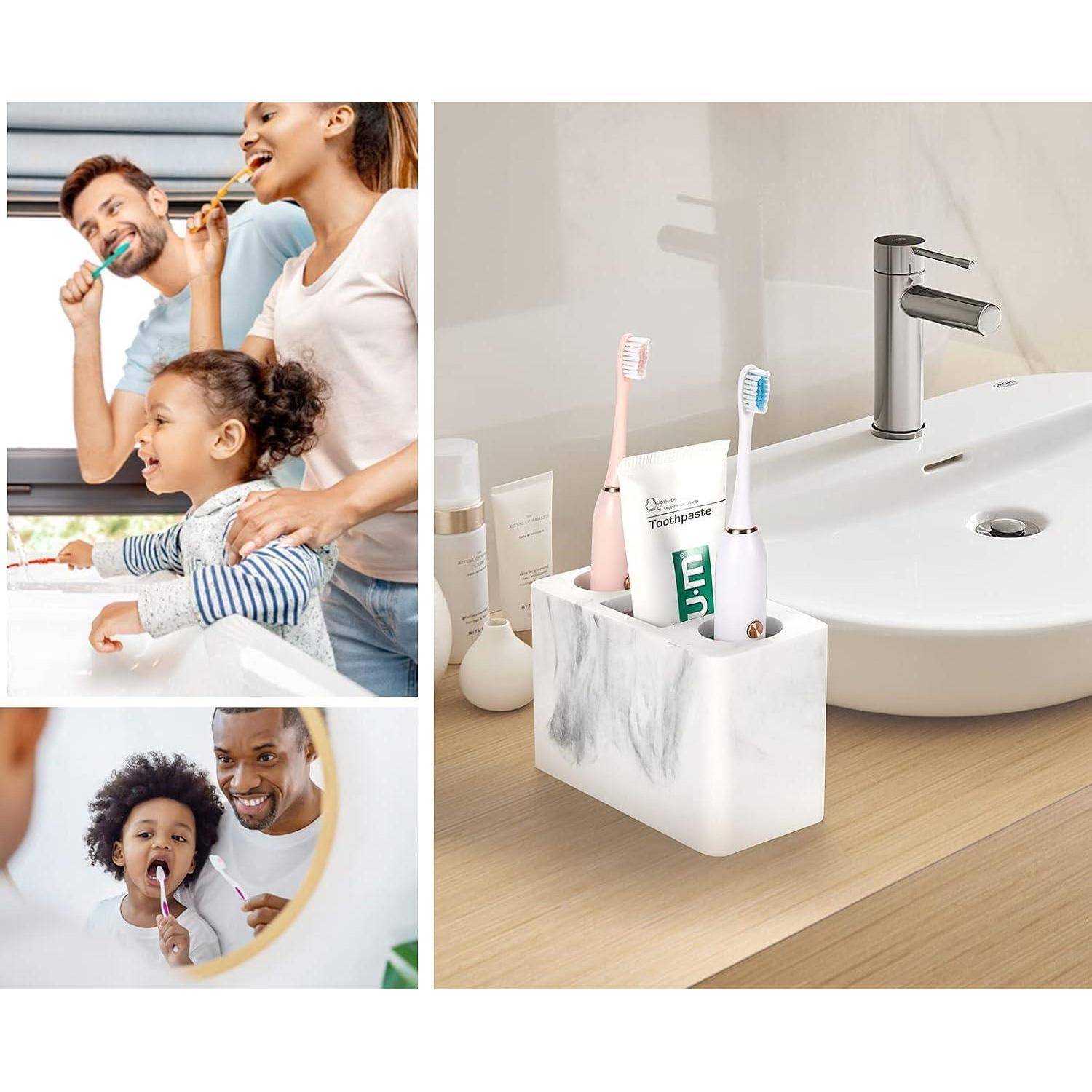 Collage mit einer Familie beim Zähneputzen und einem Badezimmerbecken mit einem Marmorzahnbürstenhalter, Zahnbürsten, Zahnpasta und einem Wasserhahn.