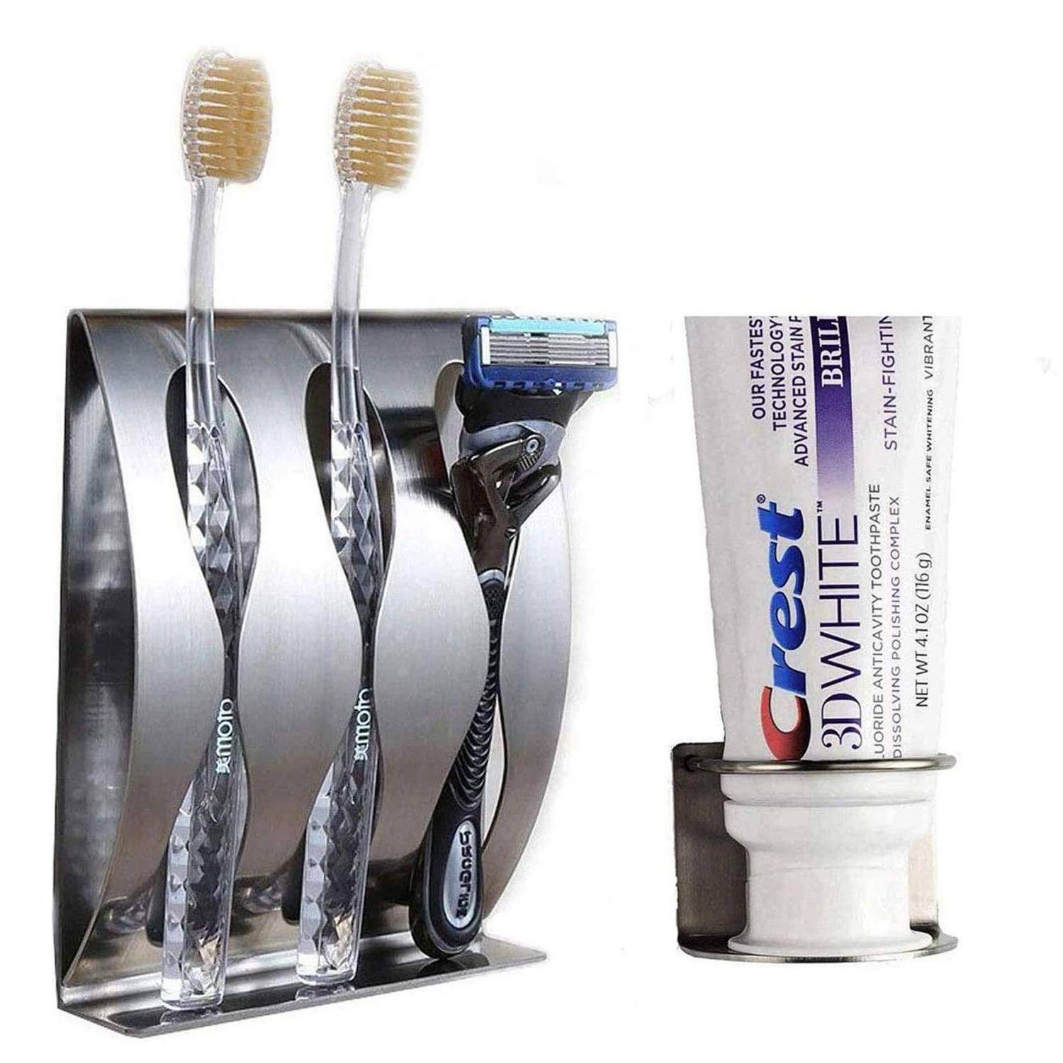 Zahnbürsenhalter mit drei Zahnbürsten und einem Rasierer, plus ein separater Ständer mit einer Crest 3D White Zahnpastatube