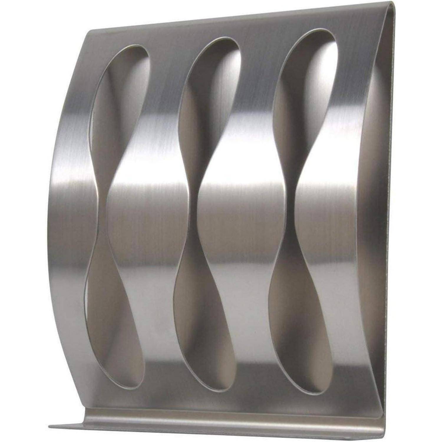 Dekoratives Wandpanel aus gebürstetem Metall mit drei länglichen wellenförmigen Ausschnitten auf einer rechteckigen silbernen Oberfläche.