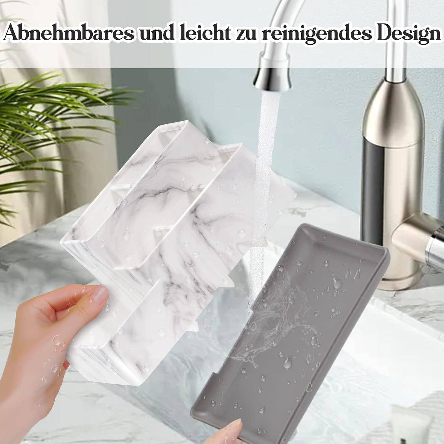 Handspülen von abnehmbaren, marmorgemusterten Wasserhahn-Teilen in einem Waschbecken, was ein leicht zu reinigendes Design veranschaulicht.