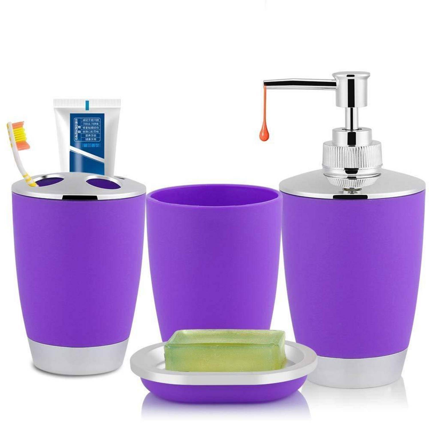Lila Badezimmer-Accessoire-Set mit Zahnbürstenhalter, Seifenspender, Becher und Seifenschale auf weißem Hintergrund.