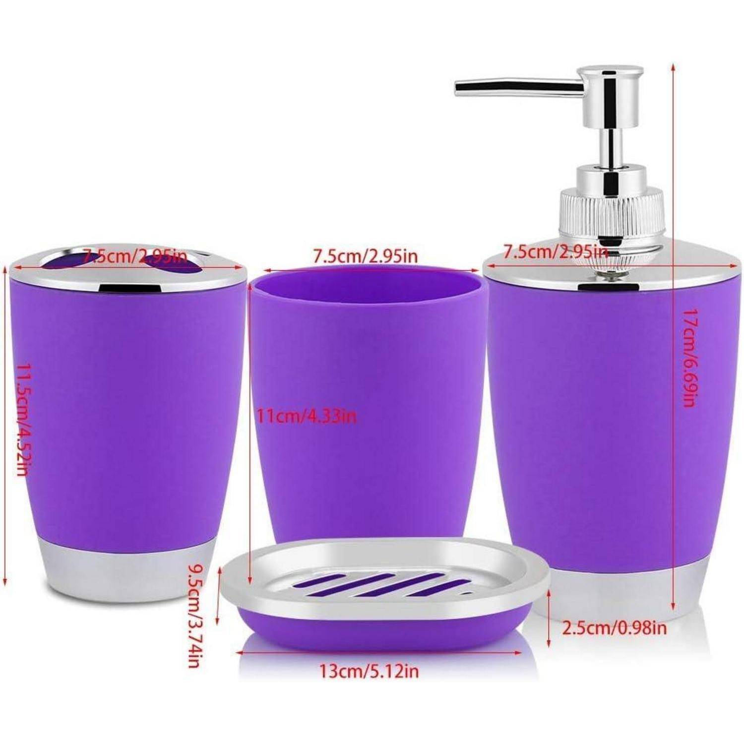 Lila Badezimmer-Accessoire-Set mit zwei Bechern, Seifenschale und Seifenspender, gezeigt mit Größenmessungen in cm und Zoll.