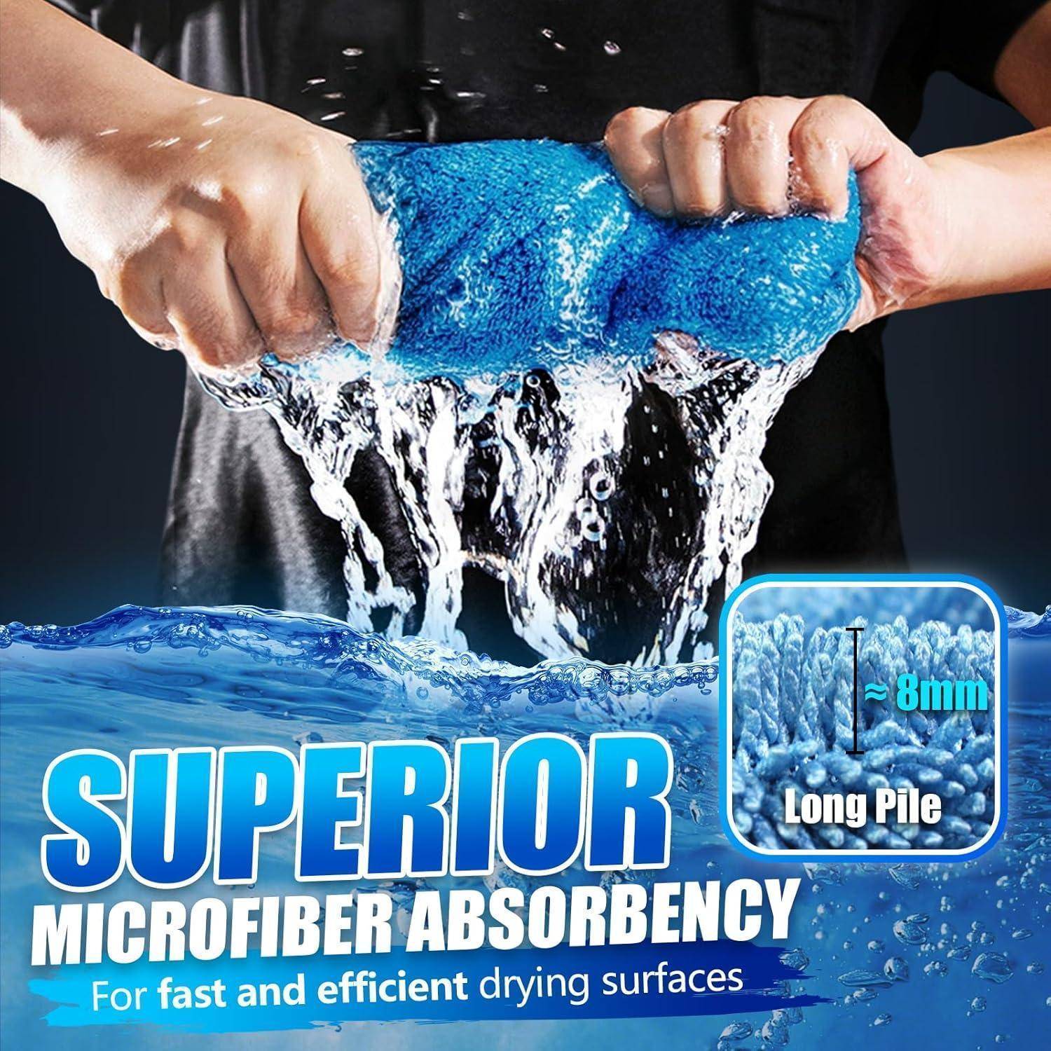 Hände wringen ein blaues Mikrofasertuch mit Wasser aus, das herabfließt; der Anzeigentext sagt „ÜBERLEGENE MIKROFASER-SAUGFÄHIGKEIT