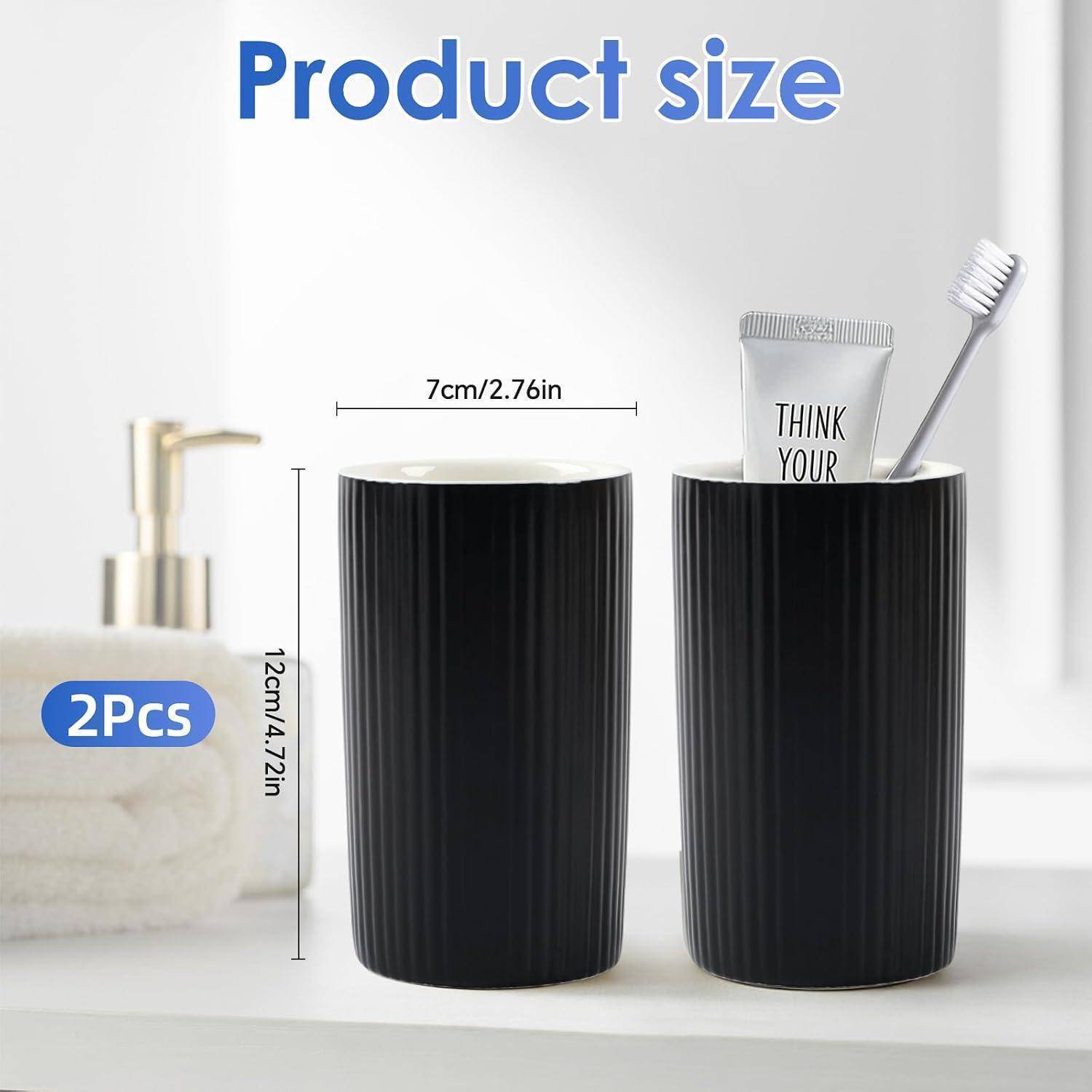 Produktgrößengrafik zeigt zwei schwarze gerippte Badezimmergläser, jeweils 12 cm hoch und 7 cm breit, im 2er-Set verkauft; eines enthält eine Zahnbürste und Zahnpasta.