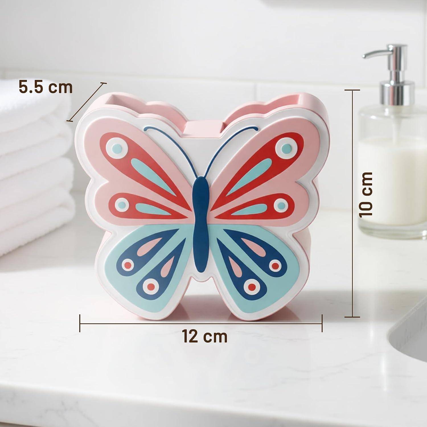 Schmetterlingsförmiger rosa und blauer Aufbewahrungsbehälter mit beschrifteten Abmessungen von 12 cm Breite, 10 cm Höhe und 5,5 cm Tiefe auf einer Badezimmerablage.