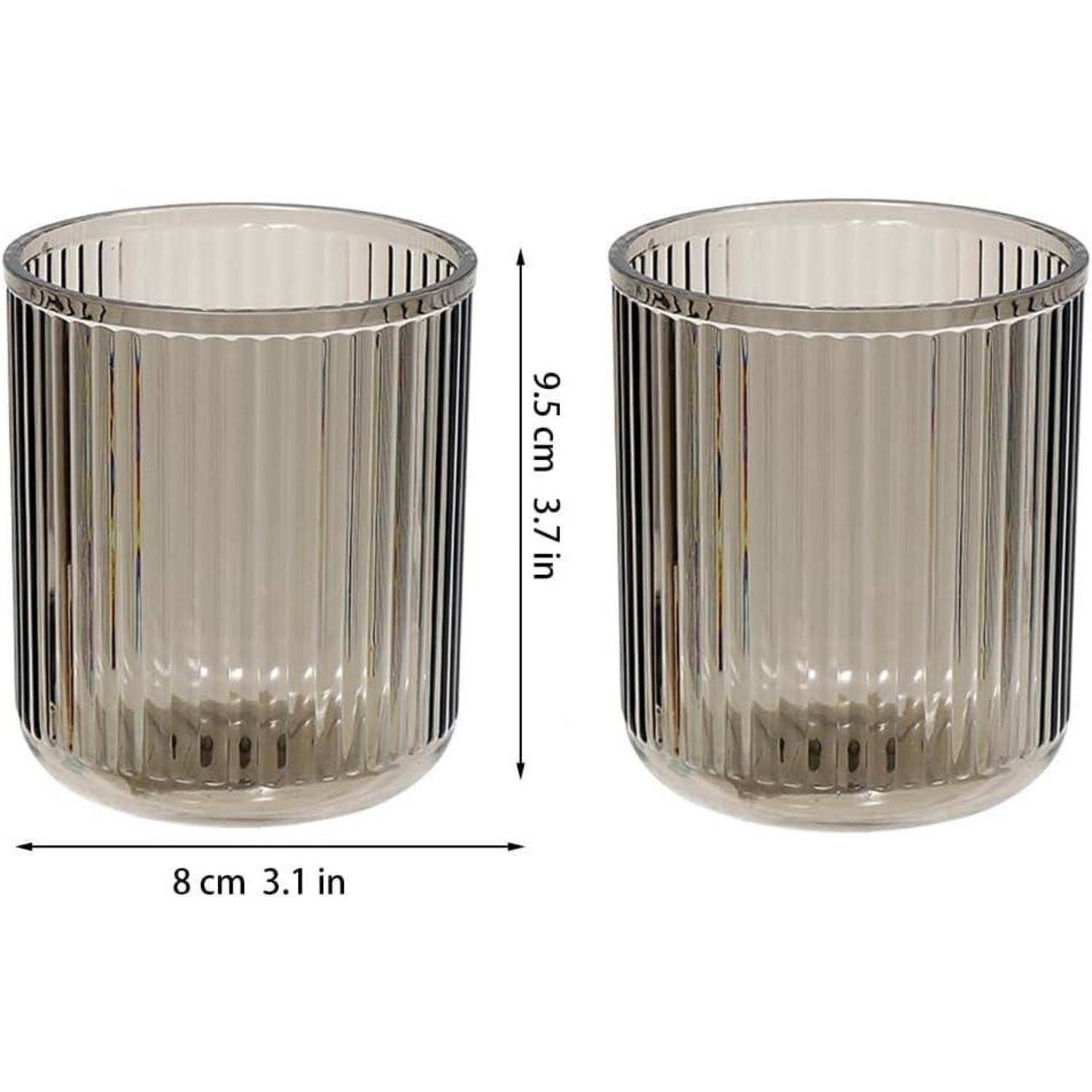 Zwei gerippte Glastumbler nebeneinander abgebildet mit beschrifteten Abmessungen 9,5 cm hoch und 8 cm breit.