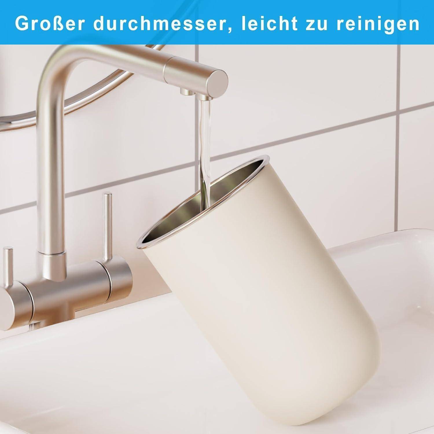 Weißer Trinkbecher wird unter einem Wasserhahn im Spülbecken gespült, mit deutschem Text oben, der lautet „Großer Durchmesser, leicht zu reinigen