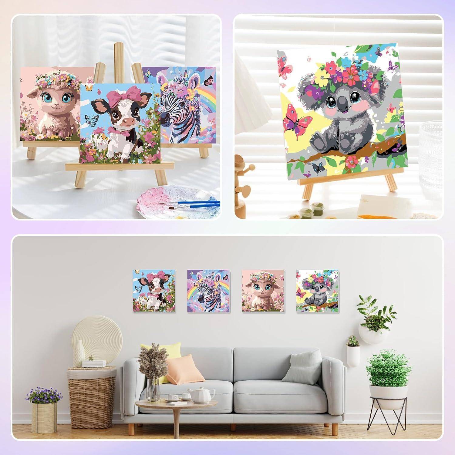 Leinwandkunst auf Staffeleien zeigt farbenfrohe Tierportraits mit Blumen und Schmetterlingen; eine Wohnzimmerausstellung zeigt vier passende gerahmte Drucke über einem Sofa.