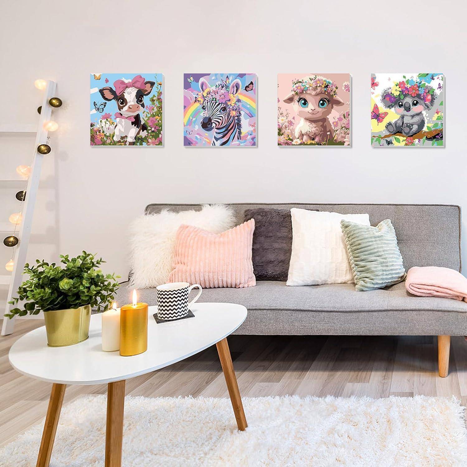 Gemütliches Wohnzimmer mit grauem Sofa, weißem Couchtisch, Kerzen, Pflanze, fluffigem Teppich und vier farbenfrohen Tierdruck-Kunstwerken an der Wand.