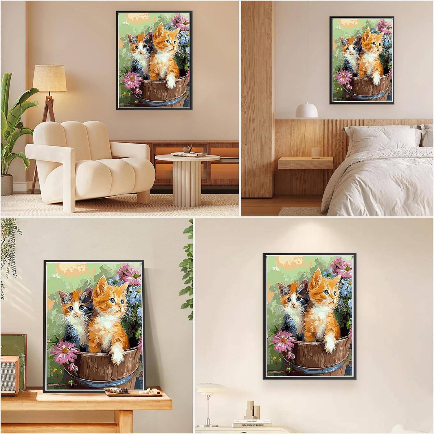 Ein gerahmtes Gemälde von zwei Kätzchen in einem Eimer hängt in einem modernen Raum und wird in vier Innenraum-Mockups gezeigt, darunter Wohnzimmer-, Schlafzimmer- und Schreibtischeinstellungen.