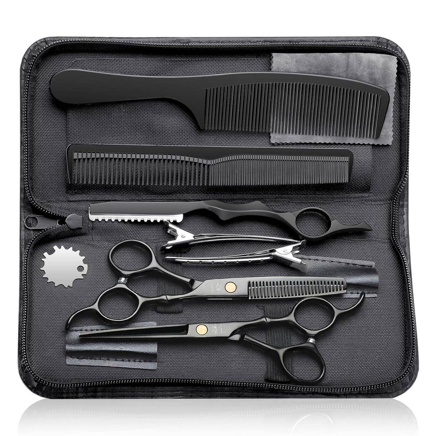 Frisierwerkzeug-Set in einem verschlossenen Etui mit Kämmen, Schere, Effilierschere, Haarclips und einem Rasierkamm auf schwarzem Hintergrund.