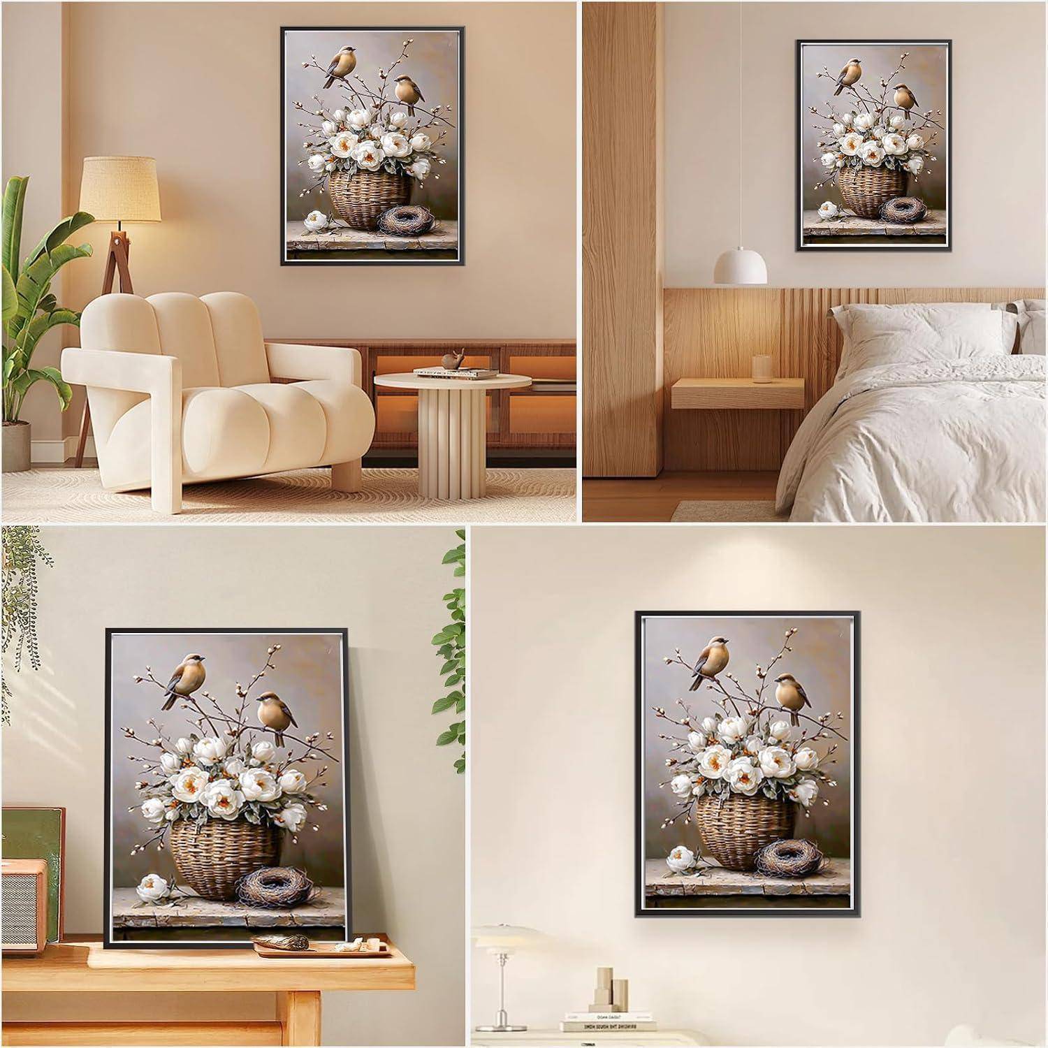 Vier Innenraum-Mockups zeigen dasselbe gerahmte Blumen- und Vogelkunstwerk, das über einem Sofa, Bett, Tisch und einer Wand angebracht ist und verschiedene Platzierungsmöglichkeiten in der Heimdekoration demonstriert.