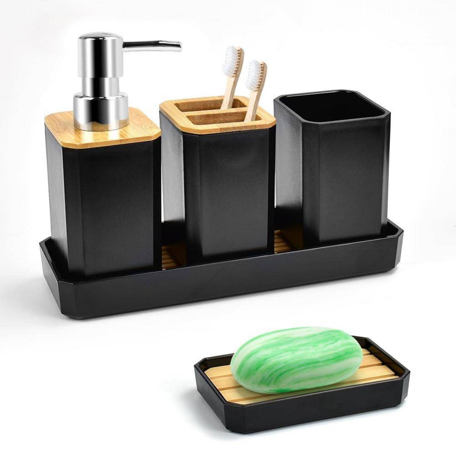 Badezimmer-Arbeitsplatte Organizer-Set mit Seifenspender, Zahnbursthalter, Becher und Seifenschale auf einem schwarzen Tablett.