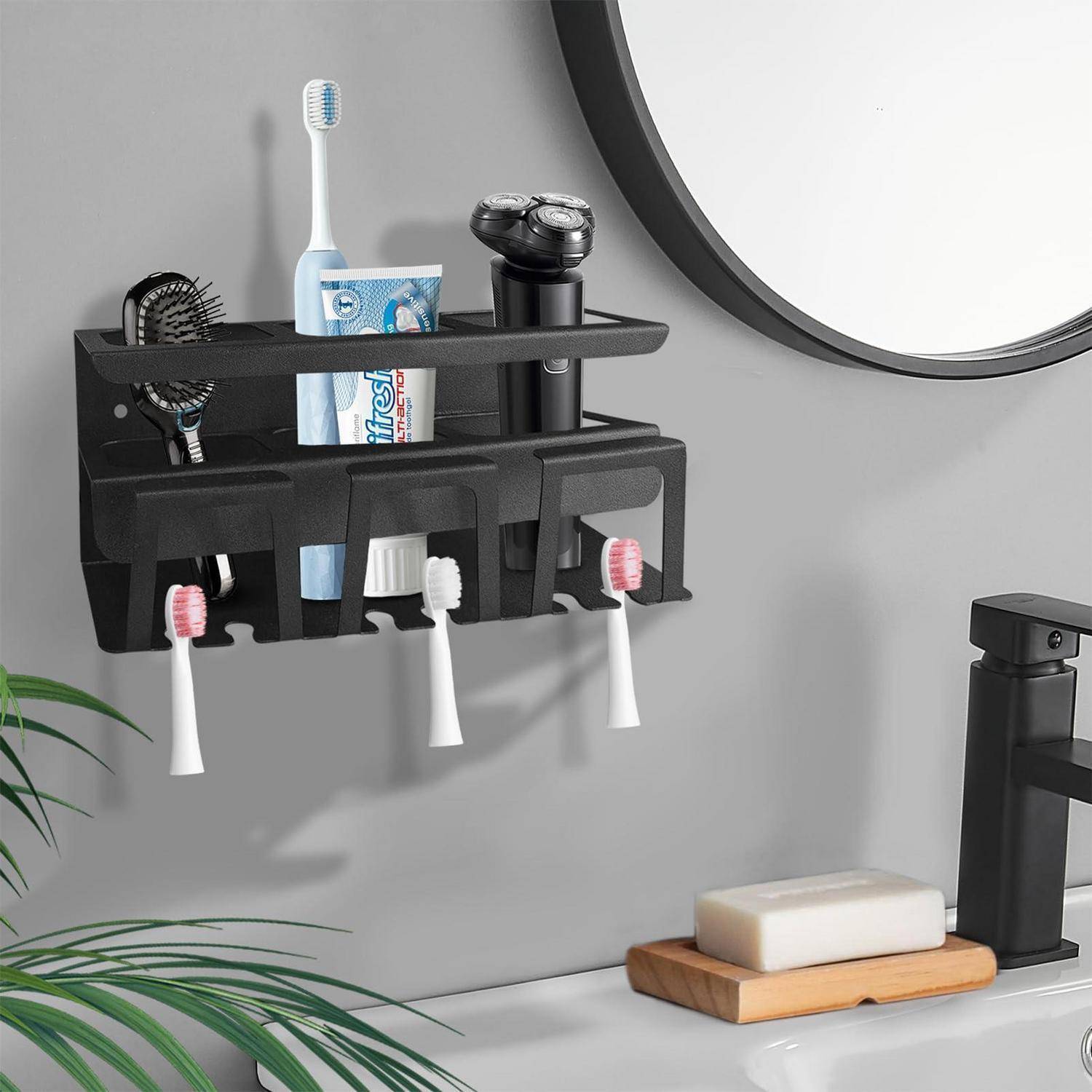 An der Wand befestigter Badezimmer-Organizer, der Zahnbürsten, Zahnpasta, Rasierer und eine Haarbürste über einem Waschbecken und einem Seifenspender hält.