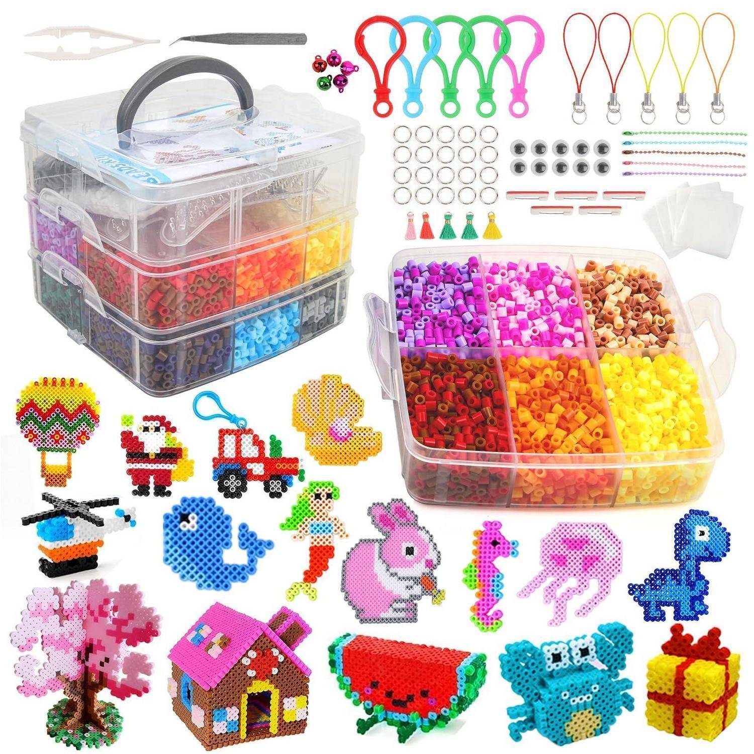 Perlenbastel-Set mit Aufbewahrungskoffern, Werkzeugen, Verschlüssen, Perlen und vielen fertigen Pixel-Art-Schlüsselanhängern, Tieren und Dekorationen.