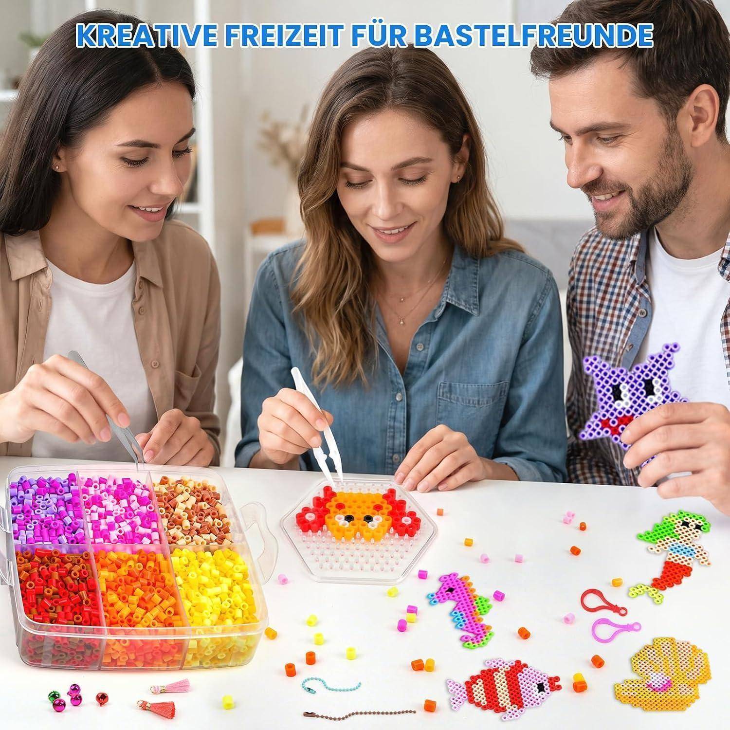 Drei Erwachsene führen Bastelarbeiten mit Perlen an einem Tisch durch, mit Tabletts voller farbenfroher Perlen und kleine Pixel-Art-Designs. Der Text lautet „KREATIVE FREIZEIT FÜR BASTELFREUNDE
