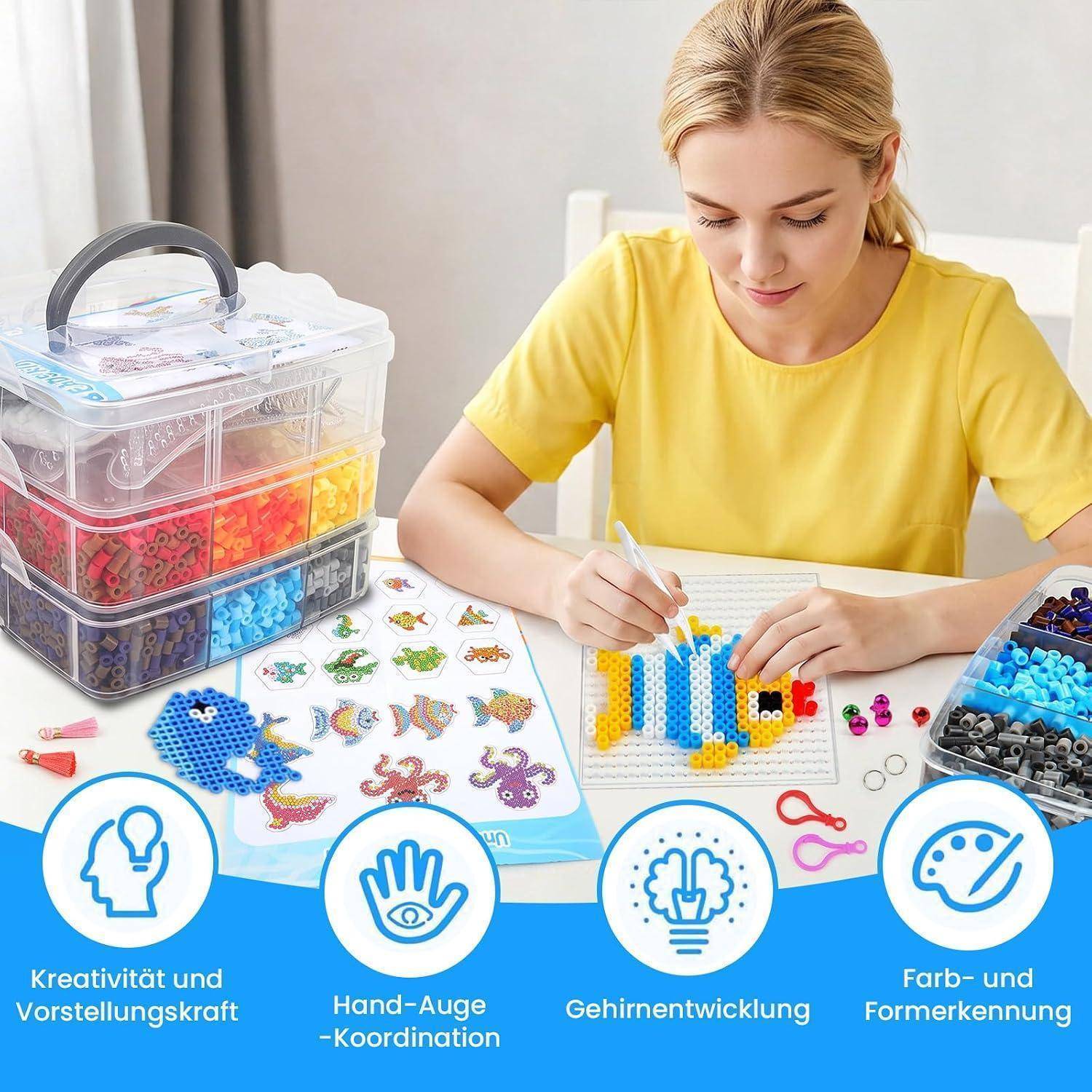 Mädchen, das an einem Tisch ein Perlenmosaik anfertigt, mit organisiertem Perlenlagersystem; deutsche Etiketten fördern Kreativität, Hand-Auge-Koordination, Gehirnentwicklung und Farb-/Formerkennung.