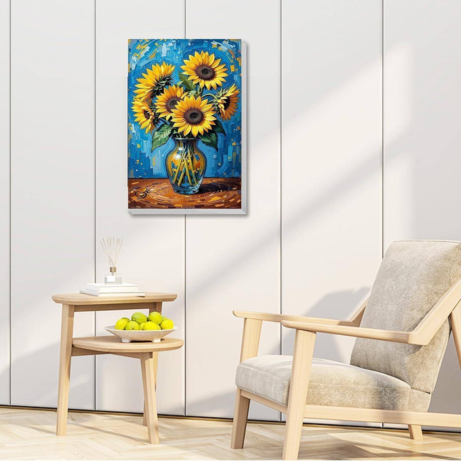 Ein Sonnenblumen-Gemälde in einer Vase hängt über einem beige Sessel neben einem kleinen hölzernen Beistelltisch mit einer Schale grüner Äpfel.