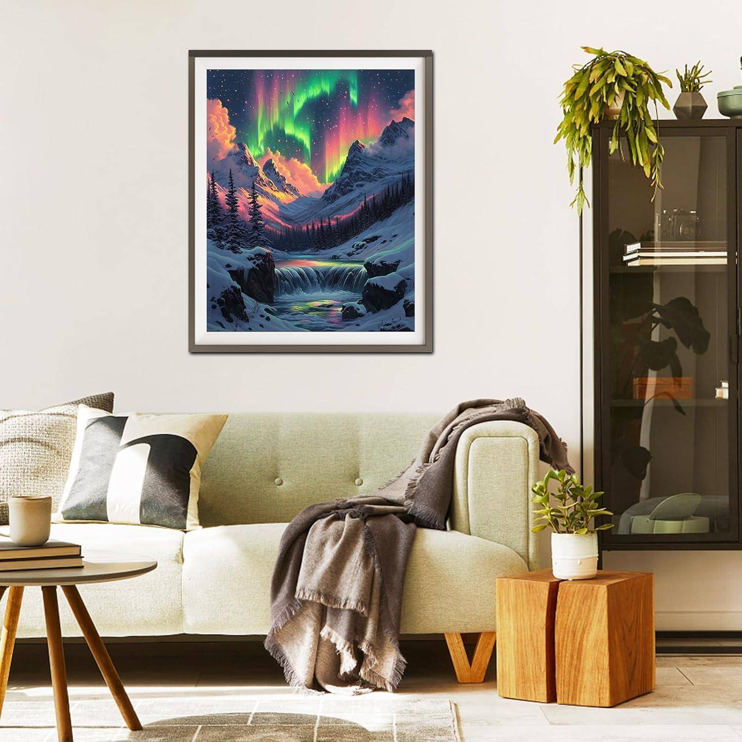 Stilvolles Wohnzimmer mit beigem Sofa, gerahmtem Nordlichter-Landschaftsbild, Beistelltischen und Zimmerpflanzen.
