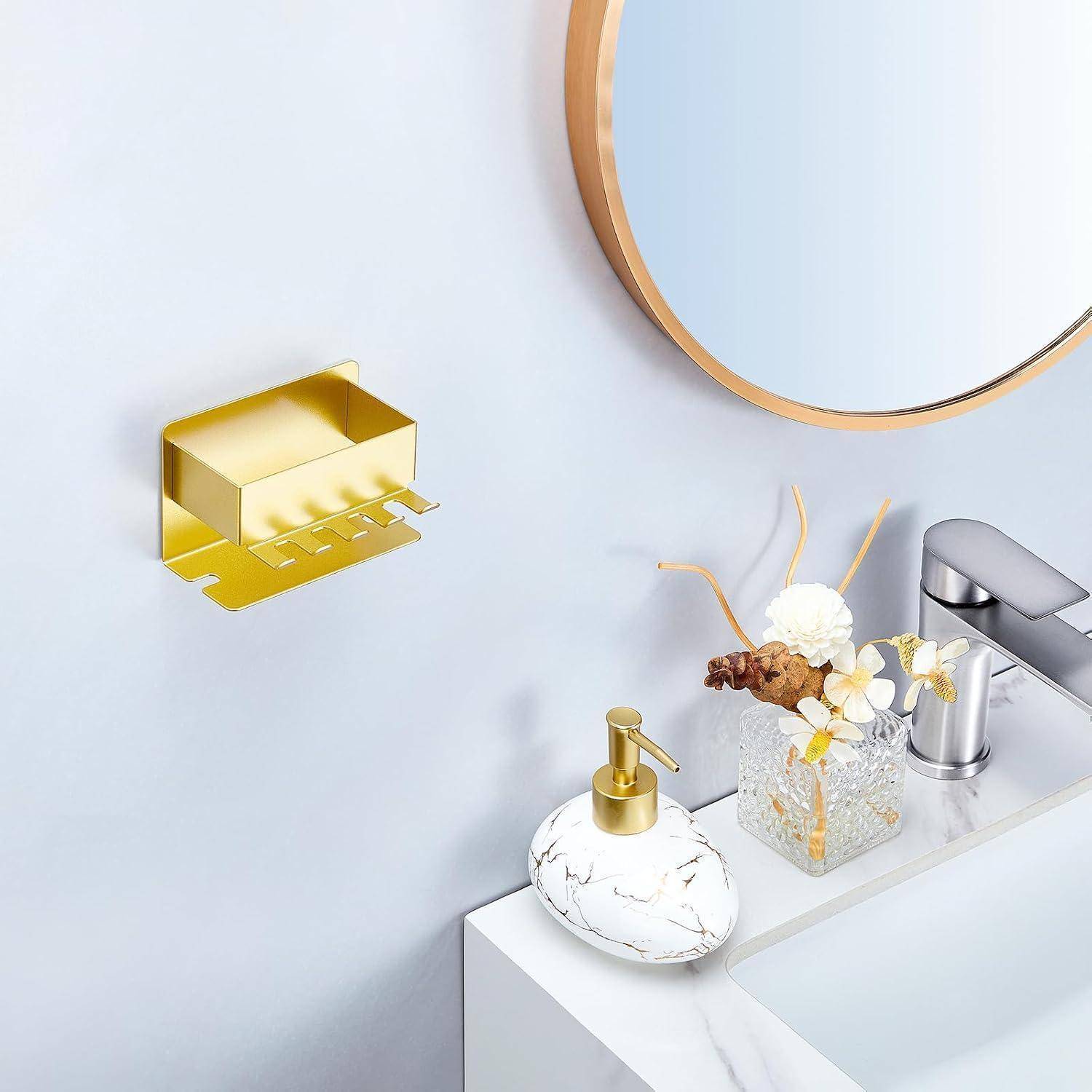 Modernes Badezimmerwaschtisch mit Waschbecken, silberner Armatur, rundem Spiegel, marmornem Seifenspender, Blumendekoration und an der Wand montiertem Zahnbürstenhalter aus Gold.