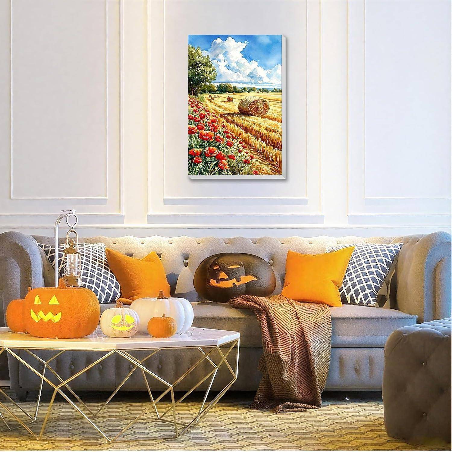Gemütliches Wohnzimmer dekoriert für Halloween mit geschnitzten Kürbissen, orangefarbenen Kissen, einer karierten Decke und einem Herbst-Bauernhof-Gemälde über dem Sofa.