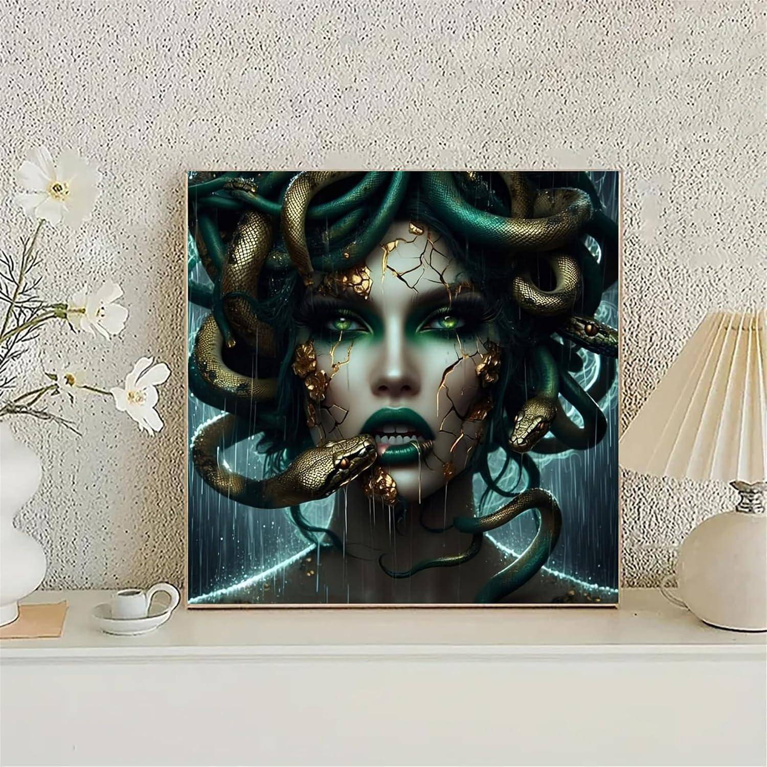Gerahmtes Fantasie-Kunstwerk eines Medusa-ähnlichen Frauengesichts mit Schlangen im Haar, ausgestellt auf einem Regal in einem Zimmer.