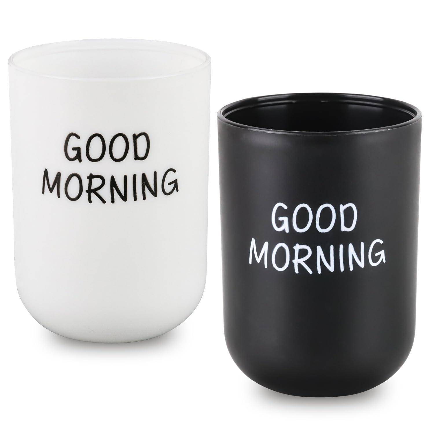 Zwei isolierte Becher, einer weiß und einer schwarz, jeweils bedruckt mit „GUTEN MORGEN