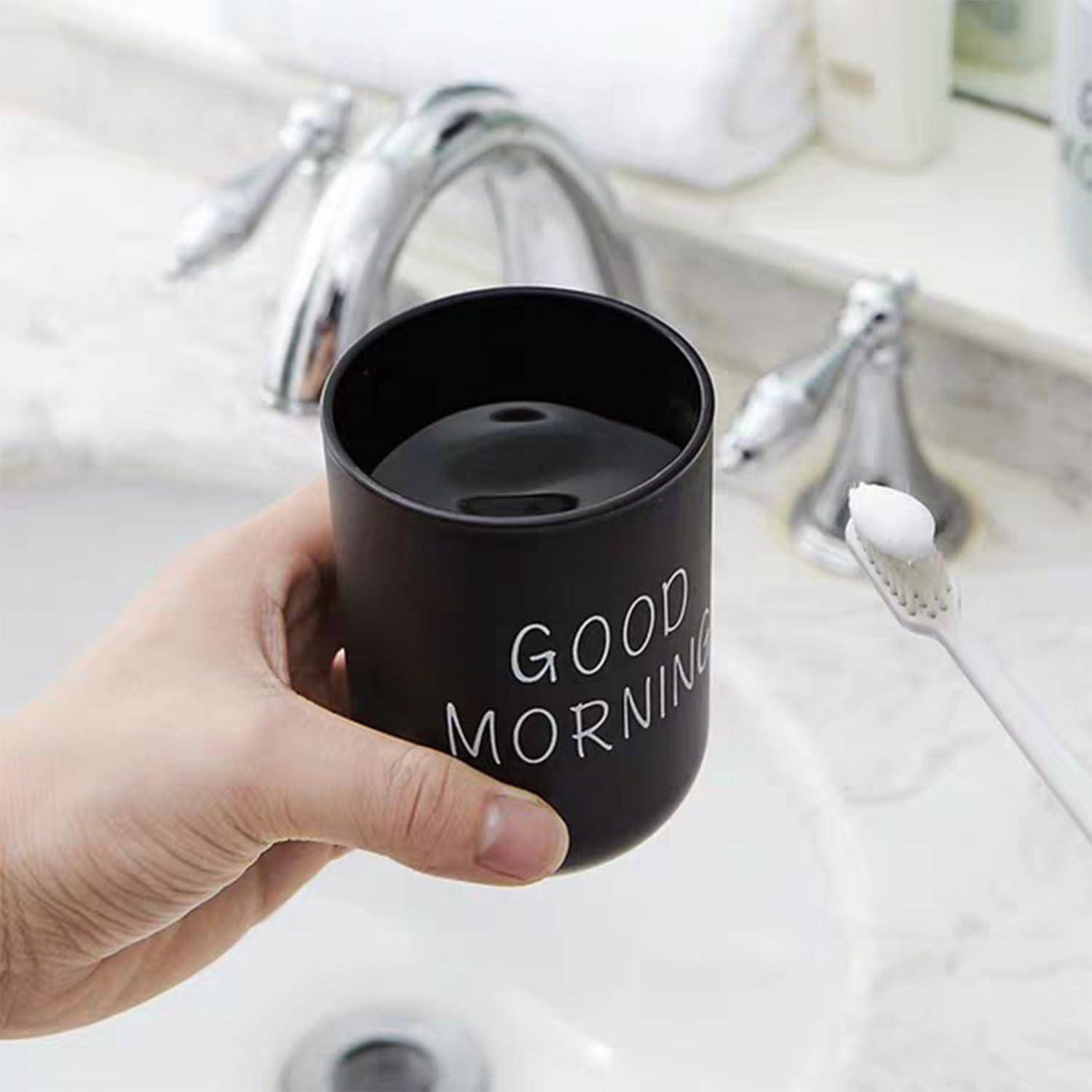 Eine Hand hält eine schwarze Reisebecher mit der Aufschrift „GOOD MORNING