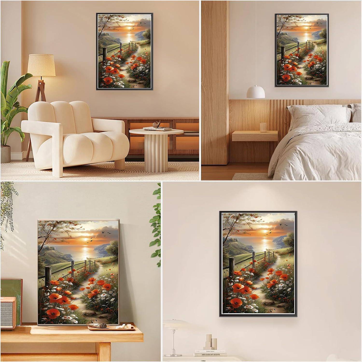 Collage mit einem gerahmten Sonnenuntergang-Landschaftsdruck mit roten Blumen, die in einem Wohnzimmer, Schlafzimmer und auf einem Regal an Wänden ausgestellt sind.