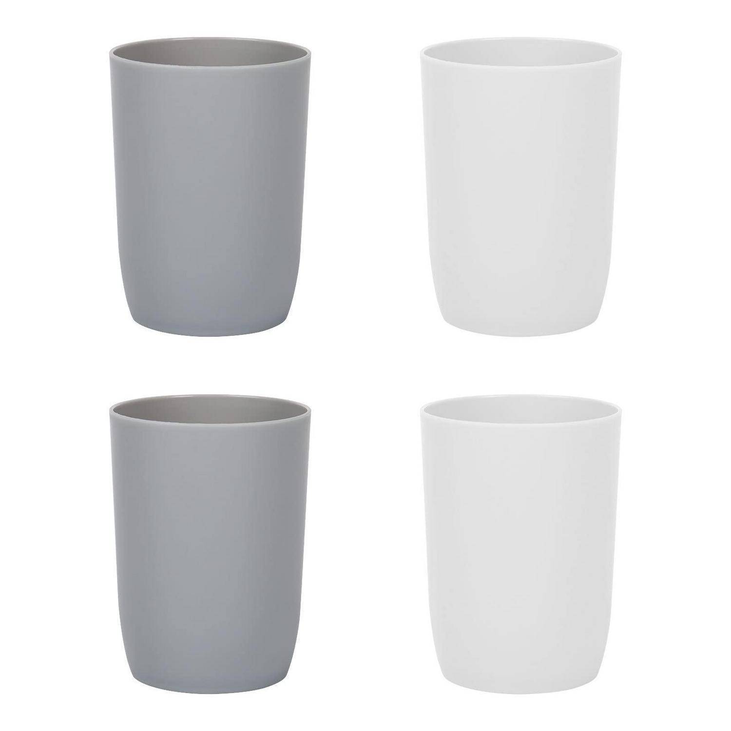 Vier minimalistische Trinkgläser in einer 2x2-Anordnung, abwechselnd hellgrau und weiß, auf einem schlichten Hintergrund gezeigt.