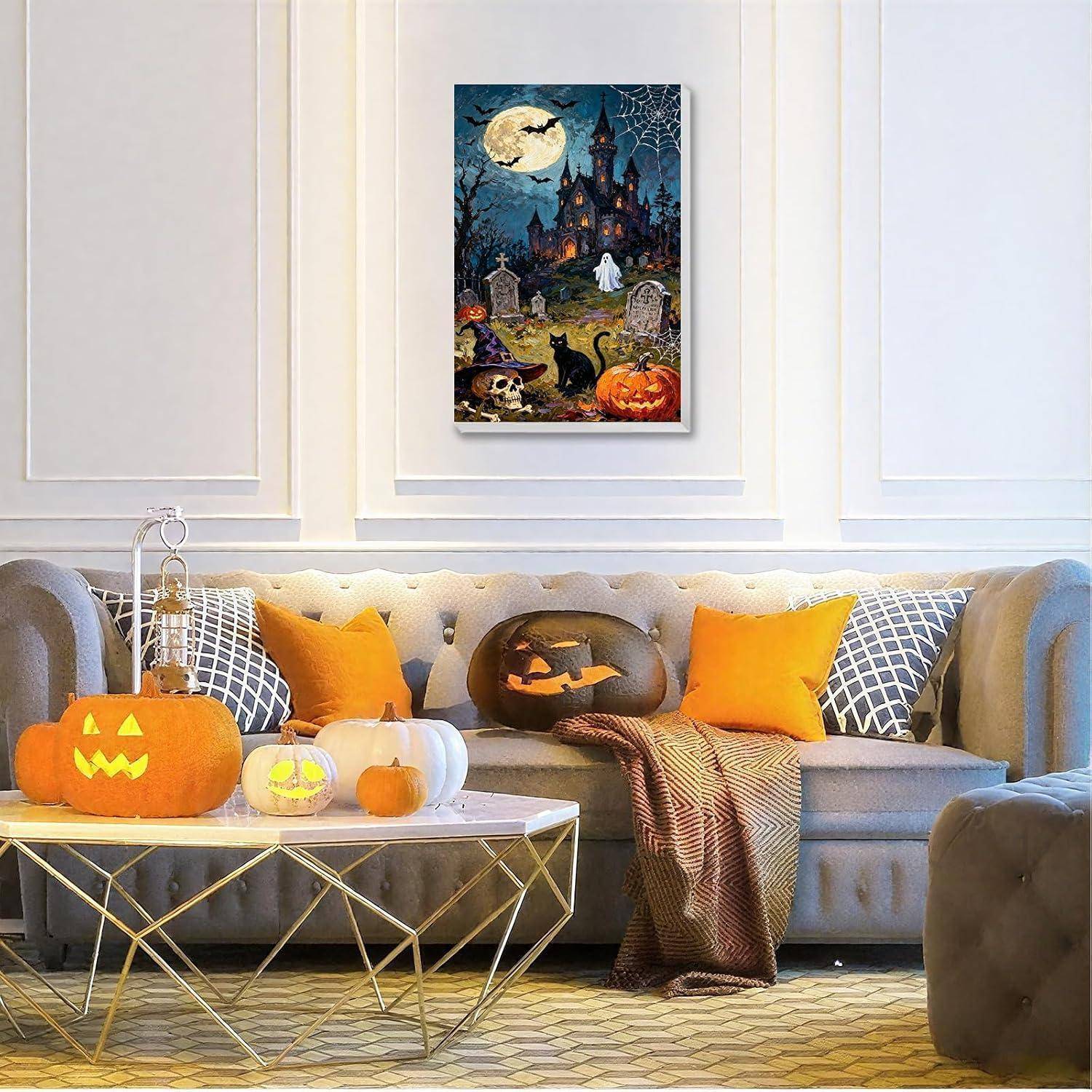 Ein Halloween-Wohnzimmer mit Kürbissen, orangefarbenen Kissen und einer gruseligen Wandkunstszene über einem grauen Sofa.
