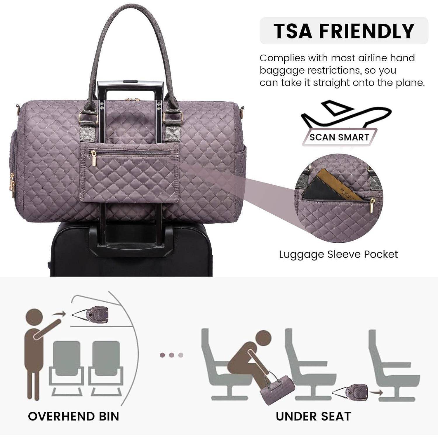 TSA-freundliche gesteppte Reisetasche mit Gepäckschlitzentasche, gezeigt, wie sie über einen Koffer passt und unter einen Flugzeugsitz oder in ein Gepäckfach passt.
