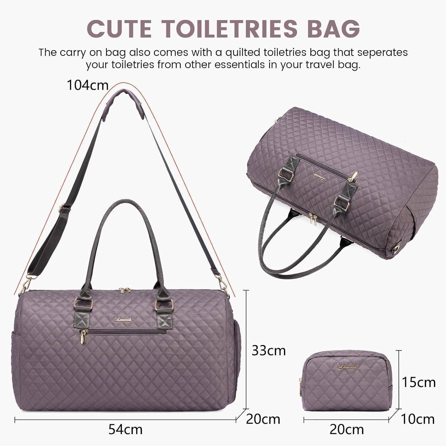 Produktbild einer gesteppten violetten Kulturtasche mit Schultergurt und Henkeln, dargestellt in drei Ansichten mit den Abmessungen: 54 x 33 x 20 cm und einer passenden Tasche von 20 x 15 x 10 cm.